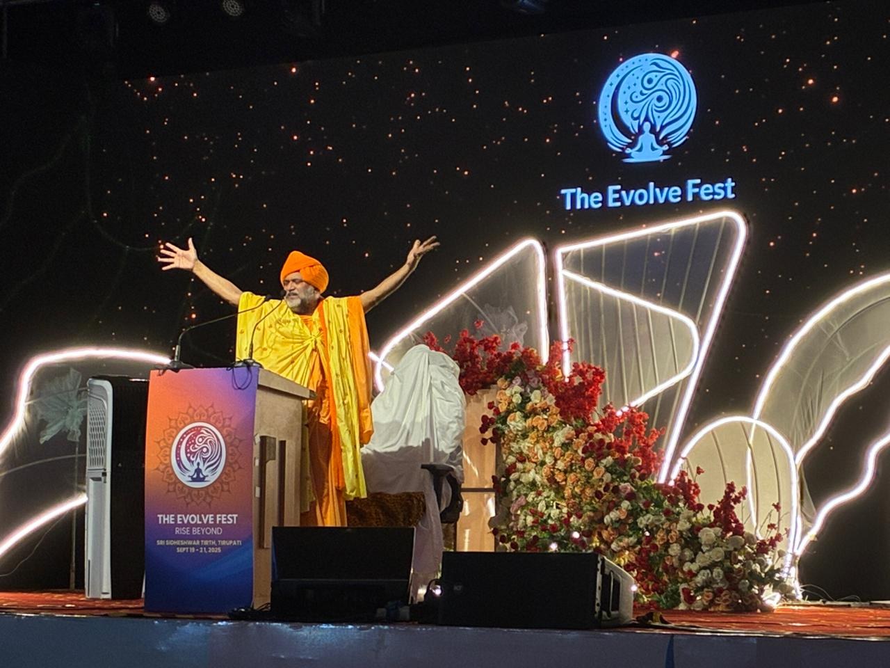 Om Siddheshwar Brahmrishi Gurudev addressing Evolve Fest